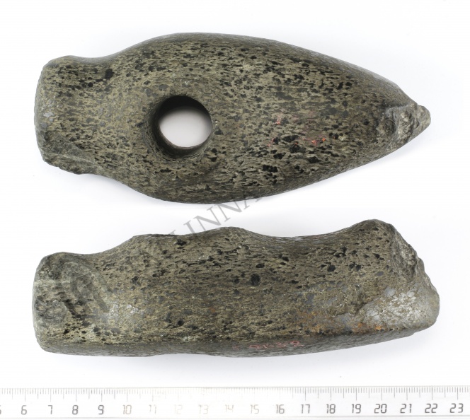 AI-K 91:32 Saaremaa juhuleid, venekujuline kivikirves (f. Jaana Ratas)
