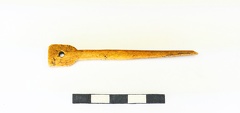 AI-3799:78 Asva linnamägi, labidakujulise peaga ehtenõel (f. Mari-Liis Posti)