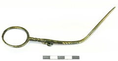 AI-4444:184 Lehmja-Loo II tarandkalme, rõngaspeaga ehtenõel (f. Mari-Liis Posti)