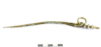 AI-4444:211 Lehmja-Loo II tarandkalme, profileeritud peaga ehtenõel (f. Mari-Liis Posti)