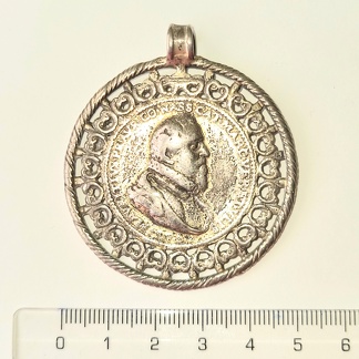 AI-338 Pühajärve juhuleid, taaler ripatsina (f. Heikki Pauts)