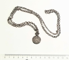 AI-1041:2 Helme aare, kaelakee ripatsmündiga (f. Heikki Pauts)